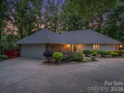 1810 Arbor Way Drive active home in Country Club Gardens, Shelby, NC