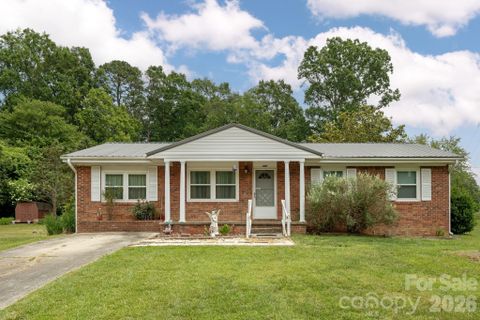 107 Maywood Road active home in Willowbrook, Hendersonville, NC
