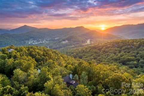 569 Shelter Rock Circle pending home in Grouse Forest, Sugar Mountain, NC