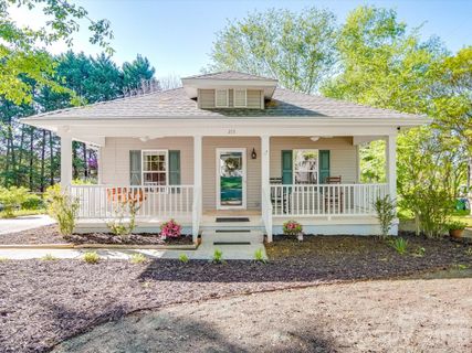 215 6th Street pending home in Adams Bluff, Belmont, NC