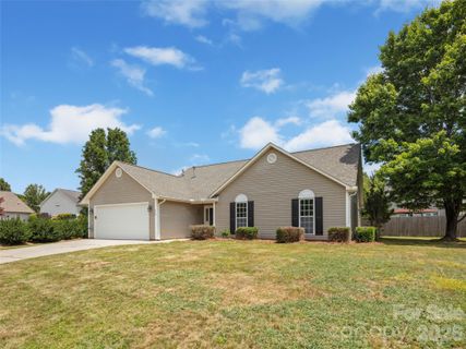439 Glensprings Drive pending home in Southchase, Fletcher, NC
