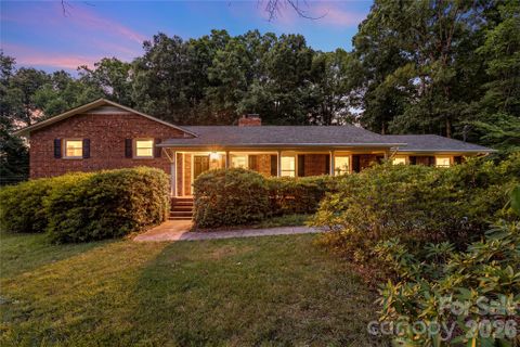 221 Kingsway Circle pending home in Coulwood Hills, Charlotte, NC