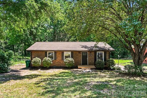 1126 Claremont Road active home in Westwood, Charlotte, NC