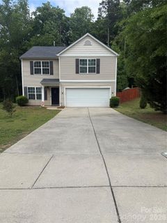 9424 Quilting Bee Lane active home in Davis Meadows, Charlotte, NC
