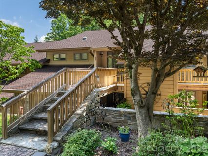 112 Live Oak Lane active home in The Oaks, Hendersonville, NC