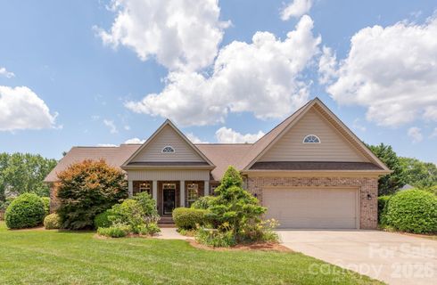 7032 Kidwelly Lane pending home in Shannamara, Matthews, NC