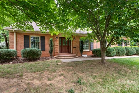 5511 Robinhood Road pending home in Sherwood Forest, Charlotte, NC