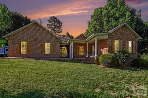 6826 Teal Drive pending home in Forest Hills, Denver, NC