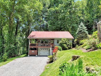 10 Bridle Drive active home in Horseshoe Cove, Maggie Valley, NC