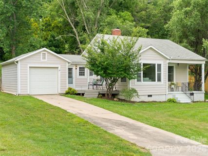 25 Nesbitt Street pending home in Hillside Terrace, Waynesville, NC