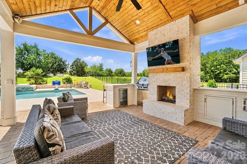 9859 Travertine Trail pending home in Waterford On The Rocky River, Davidson, NC
