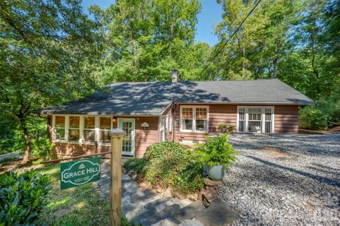 415 E Lakeshore Drive active home in Lake Lanier, Landrum, SC