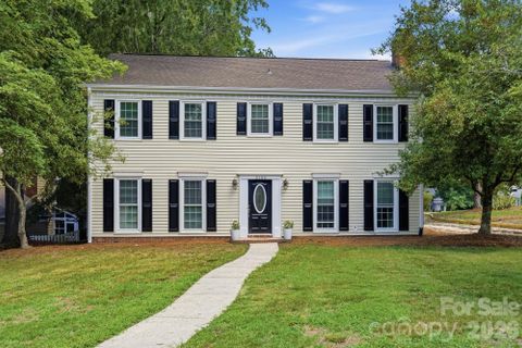 2106 Caleo Circle pending home in Greenbriar, Charlotte, NC