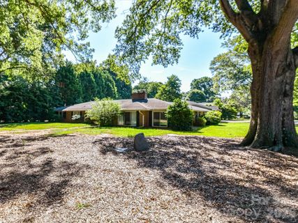827 Lansdowne Road pending home in Lansdowne, Charlotte, NC