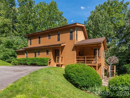 1575 Red Maple Drive active home in Mountain Ridges Estates, Waynesville, NC