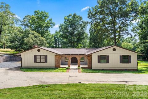4024 Wandering Lane