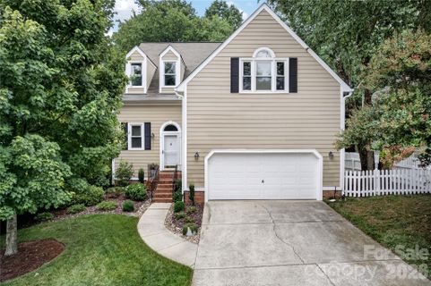 5911 Chalyce Lane pending home in Bishops Ridge, Charlotte, NC
