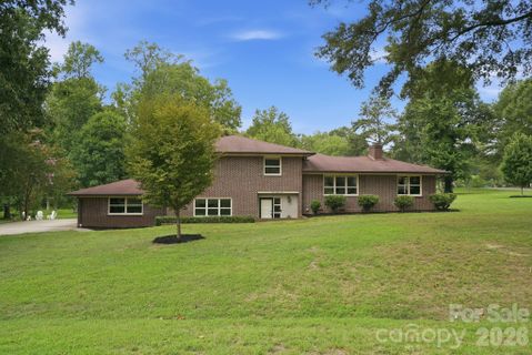 181 Woodlynn Drive pending home in Coulwood Hills, Charlotte, NC