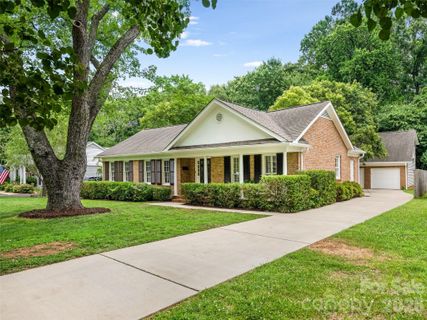 5020 Glenbrier Drive pending home in Coventry Woods, Charlotte, NC