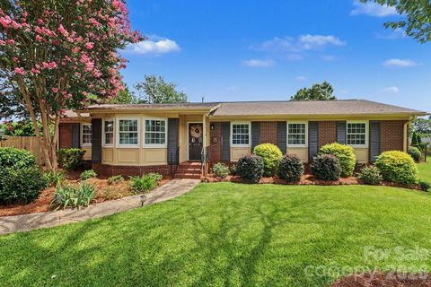 3330 Woodleaf Road pending home in Darby Acres, Charlotte, NC