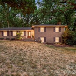 1800 Lumarka Drive