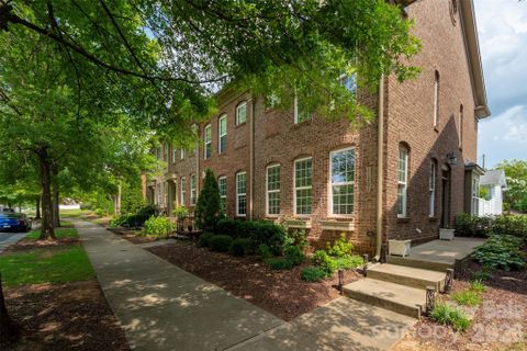 11201 Cedar Walk Lane pending home in Cedar Walk, Charlotte, NC