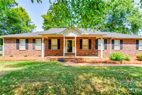 5573 Lennox Drive active home in Lewis Farm Estates, Kings Mountain, NC