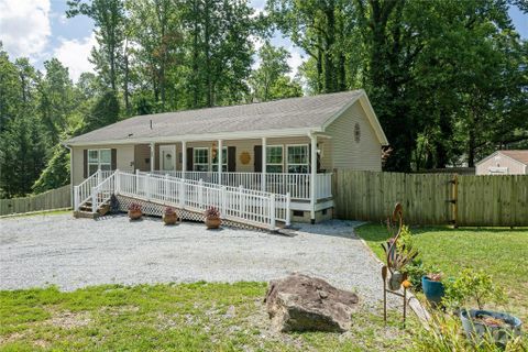 32 Beechwood Lakes Drive active home in Beechwood Lakes, Hendersonville, NC