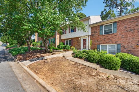 8904 Hunter Ridge Drive active home in Lexington Commons, Charlotte, NC