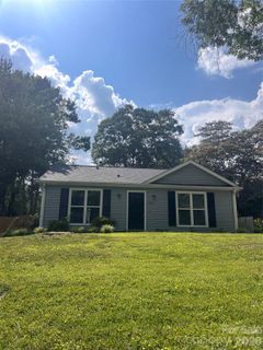 3301 Braewick Place pending home in Braewick, Charlotte, NC