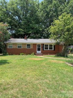 2336 Markham Court pending home in Markham Village, Charlotte, NC