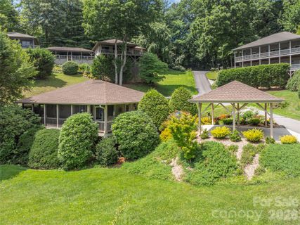 323 Hawks Crest Drive active home in Hawks Crest, Waynesville, NC