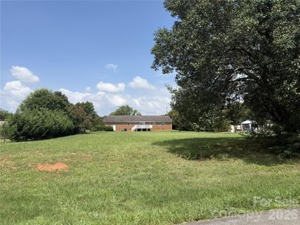 325 Thistle Lane pending home in Greenbriar Farms, Statesville, NC