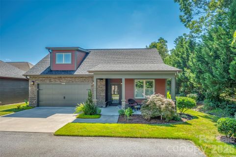 584 Summerfield Place pending home in Orchards Of Flat Rock, Flat Rock, NC