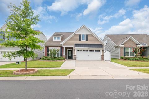 13007 Canterbury Castle Drive pending home in Chateau, Charlotte, NC
