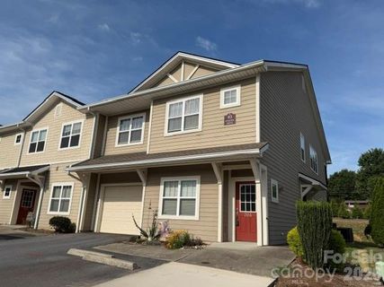 93 Foxden Drive active home in Fox Glen Condominium, Fletcher, NC