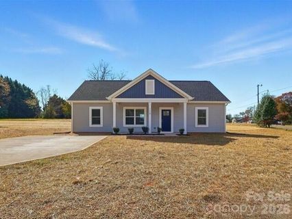 7588 Sarah Drive active home in Lakehaven Estates, Denver, NC