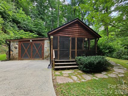 33 Tennis Court Road active home in Cattail Creek, Burnsville, NC
