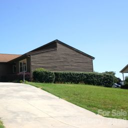 1647 Woodridge Circle