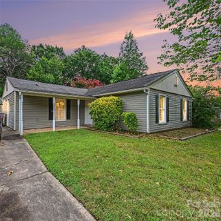6200 Dwightware Boulevard pending home in Eastwoods, Charlotte, NC