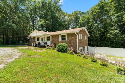 216 Dundeve Circle