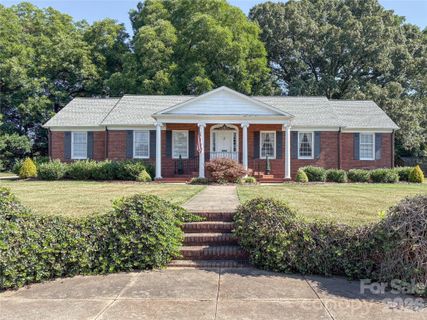 412 Ridgeway Avenue pending home in Oakland Heights, Statesville, NC