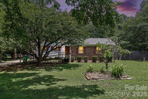 821 Ferrell Avenue pending home in Oakdale, Charlotte, NC