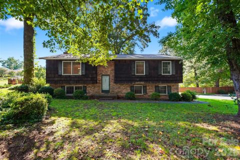 1650 12th Street Drive pending home in Forest Hills, Hickory, NC