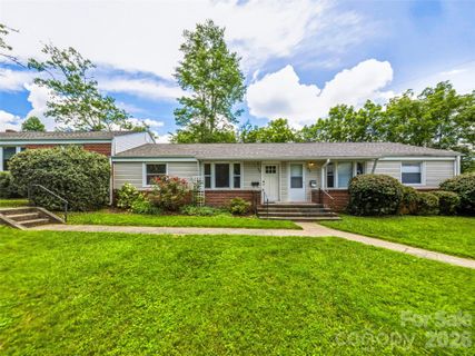 43 Trowbridge Lane pending home in Sapphire Manor, Brevard, NC