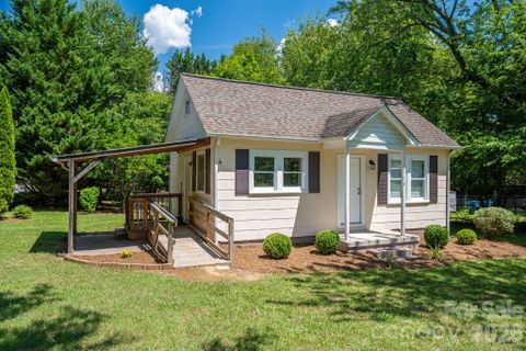 Homes in Longview, Hickory
