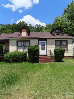 627 E Black Street