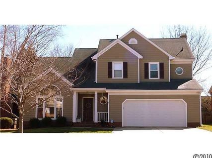 8910 Castlebay Drive pending home in Landen Meadows, Charlotte, NC