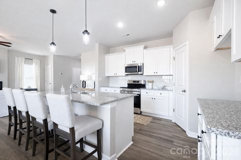 214 Roxanna Court pending home in Villas Of Kings View, Shelby, NC