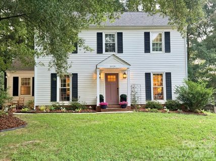 8929 Gamesford Drive pending home in Raeburn, Charlotte, NC